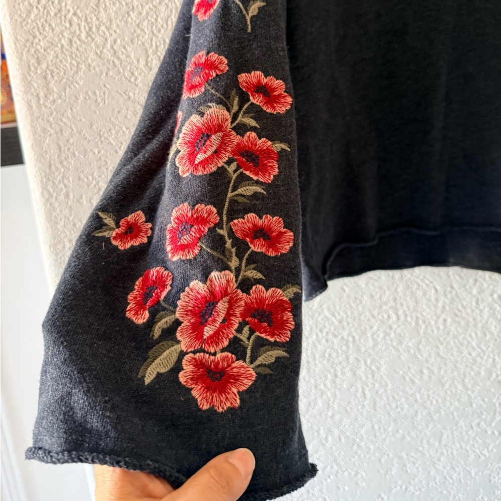 AMERICAN EAGLE OUTFITTERS Floral Embroidered Bell Long Sleeve Sweater Sz Medium - Picture 2 of 13